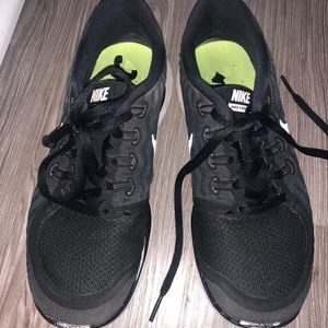 black nike free runs